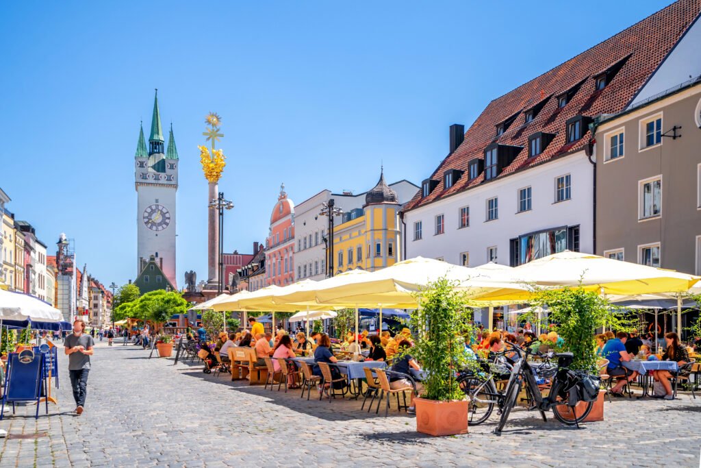 Der Straubinger Stadtplatz mit Stadtturm und Gastronomie